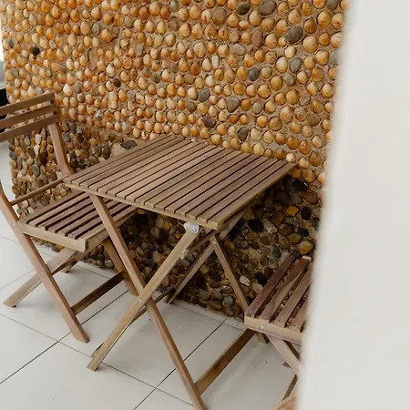 Apartment Shellter By The Sea
